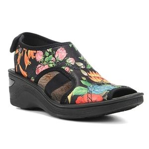 BZEES Black Floral Cutouts Stretch Dream Round Toe Wedge Sandals Size 9.5